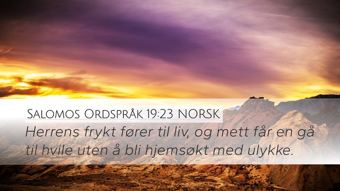 Salomos Ordspråk 19:23 NORSK Desktop Wallpaper - Herrens frykt fører til liv, og mett får en gå - Desktop Bible Verse Wallpaper
