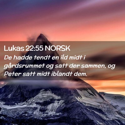 Picture 02 - Lukas 22:55 NORSK - De hadde tendt en ild midt i gårdsrummet og satt - Bible Verse Picture