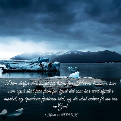 Picture 03 - 1 Korinter 4:5 NORSK - Døm derfor ikke noget før tiden, før Herren - Bible Verse Picture