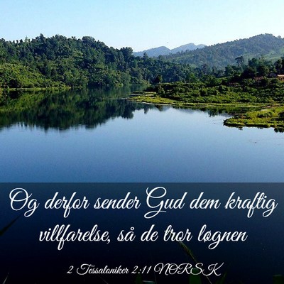 Picture 03 - 2 Tessaloniker 2:11 NORSK - Og derfor sender Gud dem kraftig villfarelse, så - Bible Verse Picture