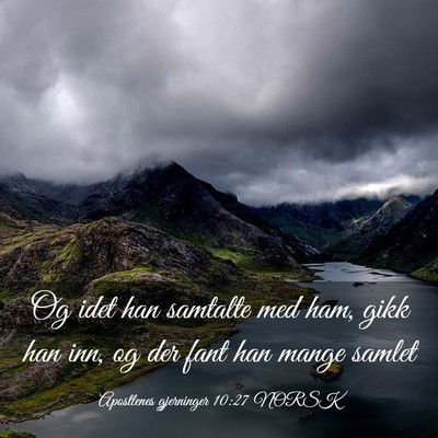 Picture 03 - Apostlenes gjerninger 10:27 NORSK - Og idet han samtalte med ham, gikk han inn, og - Bible Verse Picture