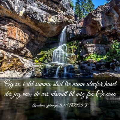 Picture 03 - Apostlenes gjerninger 11:11 NORSK - Og se, i det samme stod tre menn utenfor huset - Bible Verse Picture