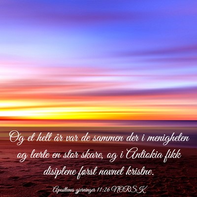 Picture 03 - Apostlenes gjerninger 11:26 NORSK - Og et helt år var de sammen der i menigheten og - Bible Verse Picture