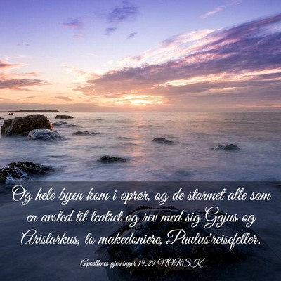 Picture 03 - Apostlenes gjerninger 19:29 NORSK - Og hele byen kom i oprør, og de stormet alle som - Bible Verse Picture