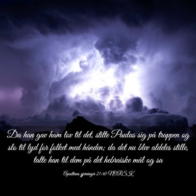 Picture 03 - Apostlenes gjerninger 21:40 NORSK - Da han gav ham lov til det, stilte Paulus sig på - Bible Verse Picture