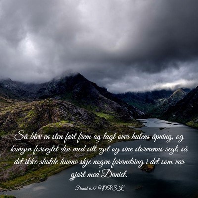 Picture 03 - Daniel 6:17 NORSK - Så blev en sten ført frem og lagt over hulens - Bible Verse Picture