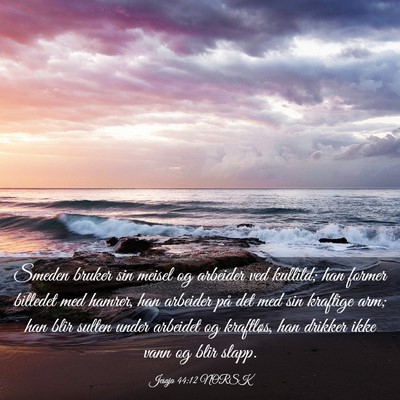 Picture 03 - Jesaja 44:12 NORSK - Smeden bruker sin meisel og arbeider ved kullild; - Bible Verse Picture