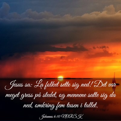 Picture 03 - Johannes 6:10 NORSK - Jesus sa: La folket sette sig ned! Det var meget - Bible Verse Picture