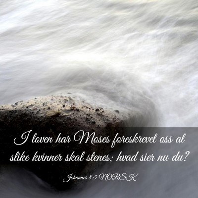 Picture 03 - Johannes 8:5 NORSK - I loven har Moses foreskrevet oss at slike - Bible Verse Picture