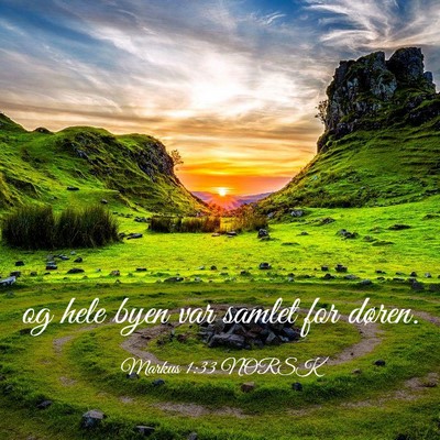 Picture 03 - Markus 1:33 NORSK - og hele byen var samlet for - Bible Verse Picture