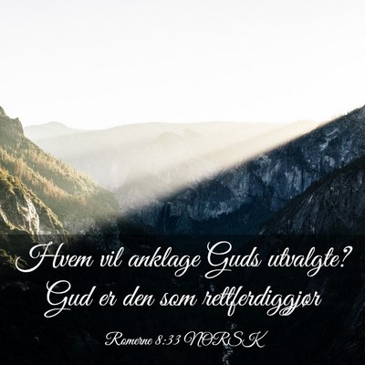 Picture 03 - Romerne 8:33 NORSK - Hvem vil anklage Guds utvalgte? Gud er den som - Bible Verse Picture