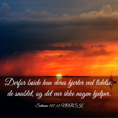 Picture 03 - Salmene 107:12 NORSK - Derfor bøide han deres hjerter ved lidelse; de - Bible Verse Picture
