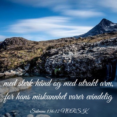 Picture 03 - Salmene 136:12 NORSK - med sterk hånd og med utrakt arm, for hans - Bible Verse Picture
