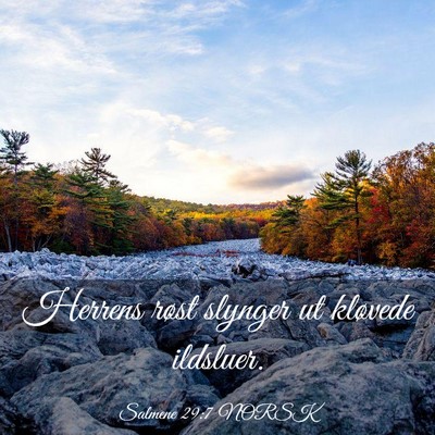 Picture 03 - Salmene 29:7 NORSK - Herrens røst slynger ut kløvede - Bible Verse Picture