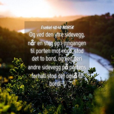 Picture 04 - Esekiel 40:40 NORSK - Og ved den ytre sidevegg, når en steg op i - Bible Verse Picture