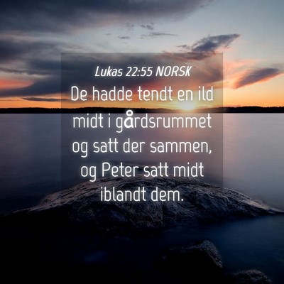 Picture 04 - Lukas 22:55 NORSK - De hadde tendt en ild midt i gårdsrummet og satt - Bible Verse Picture