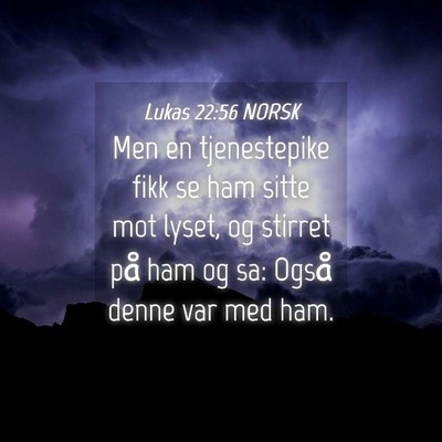 Picture 04 - Lukas 22:56 NORSK - Men en tjenestepike fikk se ham sitte mot lyset, - Bible Verse Picture