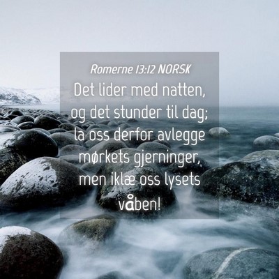 Picture 04 - Romerne 13:12 NORSK - Det lider med natten, og det stunder til dag; la - Bible Verse Picture