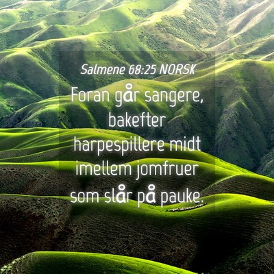 Picture 04 - Salmene 68:25 NORSK - Foran går sangere, bakefter harpespillere midt - Bible Verse Picture