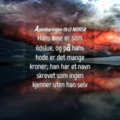 Picture 04 - Åpenbaringen 19:12 NORSK - Hans øine er som ildslue, og på hans hode er - Bible Verse Picture